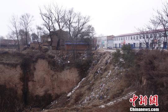 圖為未填黃土之前的安家寺大溝。慶城縣委外宣辦供