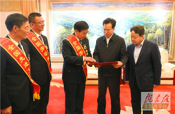 慶陽(yáng)市3名全國(guó)勞動(dòng)模范和先進(jìn)工作者載譽(yù)歸來(lái)！贠建民盧小亨親切會(huì)見(jiàn)
