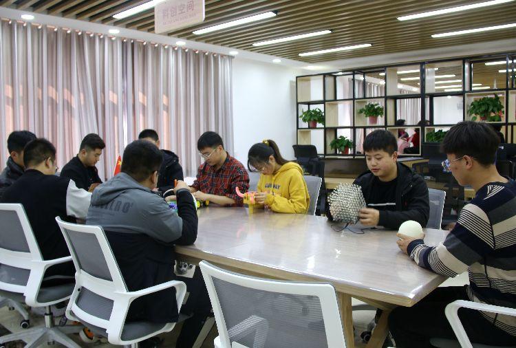介子路社區(qū)360大學(xué)生社會實踐基地科創(chuàng)空間。  本報記者  盤小美  攝 