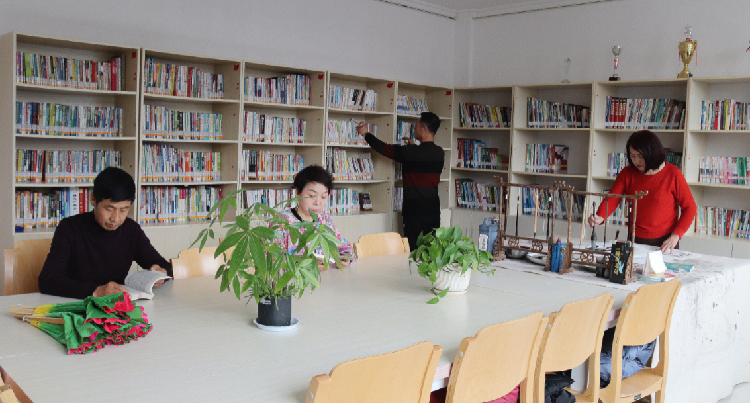 居民在社區(qū)城市書吧看書、繪畫。  通訊員  郭芳  攝  