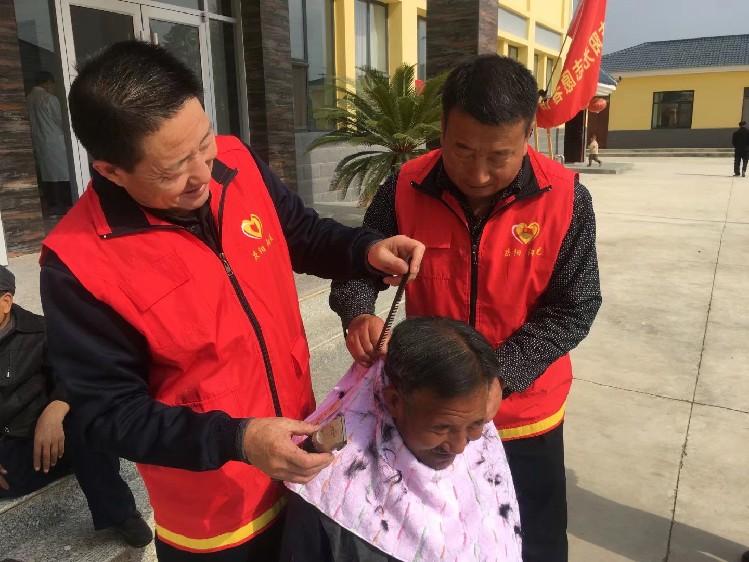 慶陽市陽光志愿者協(xié)會志愿者在什社敬老院給老人理發(fā)。  通訊員  陽光  攝  