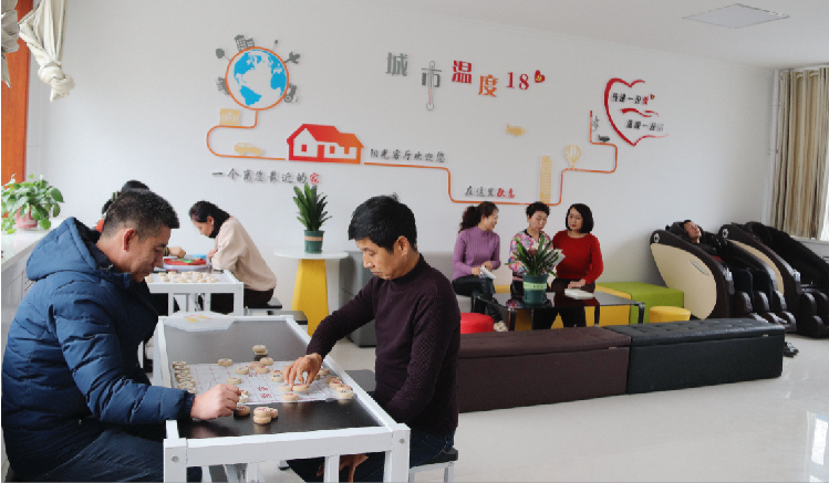 市民在東大街社區(qū)陽光客廳休閑娛樂。  通訊員  郭芳  攝  