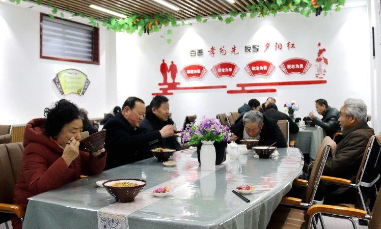南苑路社區(qū)，老人在“老年餐桌”就餐。  通訊員  耿洋洋  攝  