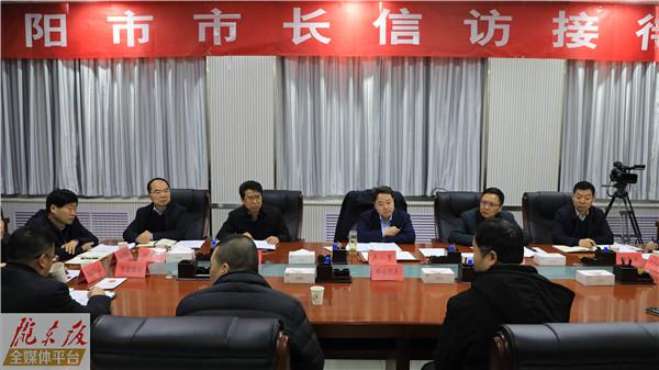 盧小亨在開展信訪接待活動(dòng)時(shí)強(qiáng)調(diào) 把來(lái)訪群眾當(dāng)家人 把群眾事情當(dāng)家事 用心用情用力做好信訪工作
