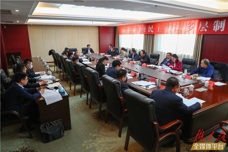 【圖說兩會】看！政協(xié)委員熱議政府工作報(bào)告