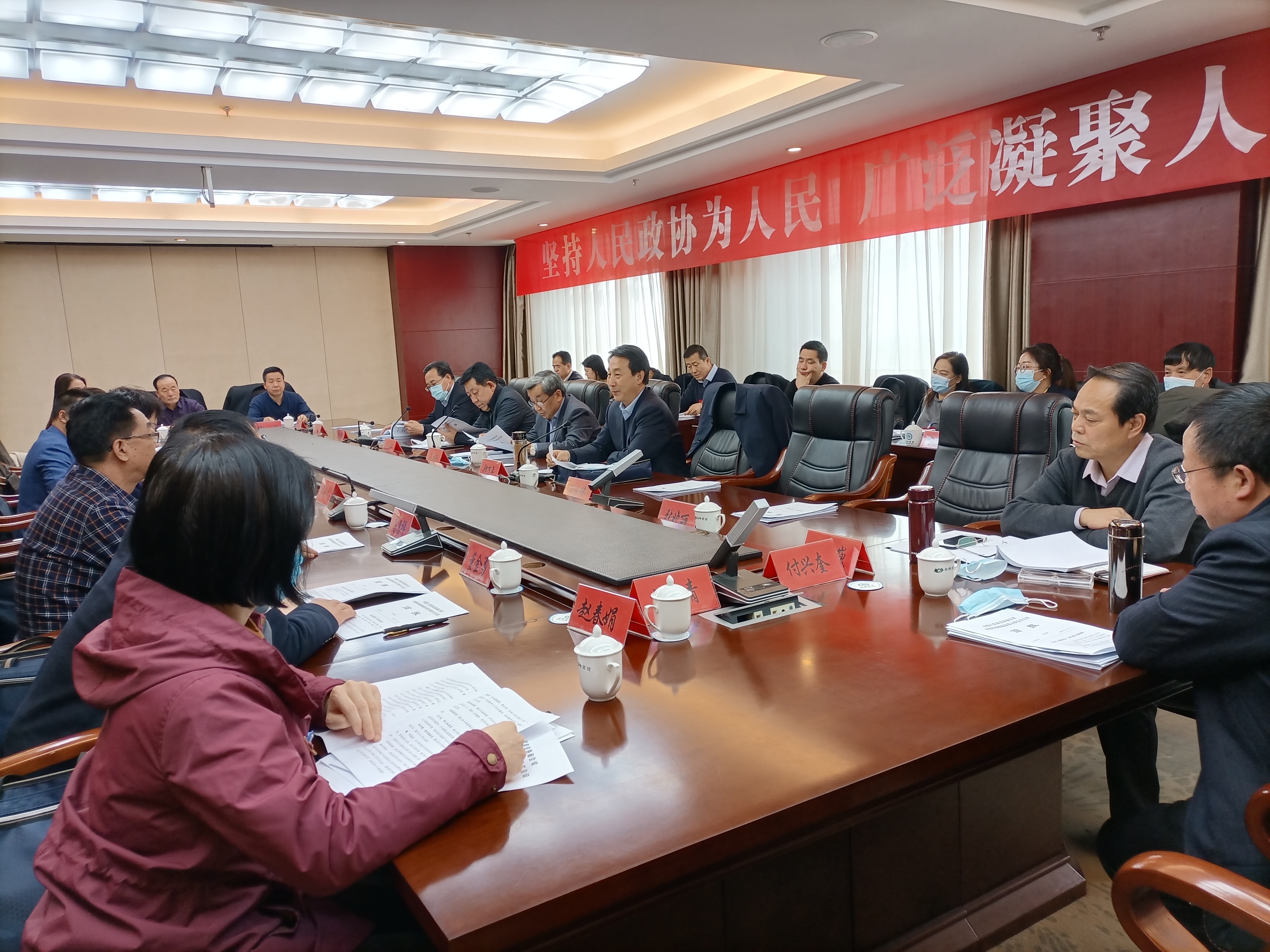 市政協(xié)委員繼續(xù)分組討論市委書記講話和相關(guān)報(bào)告。
