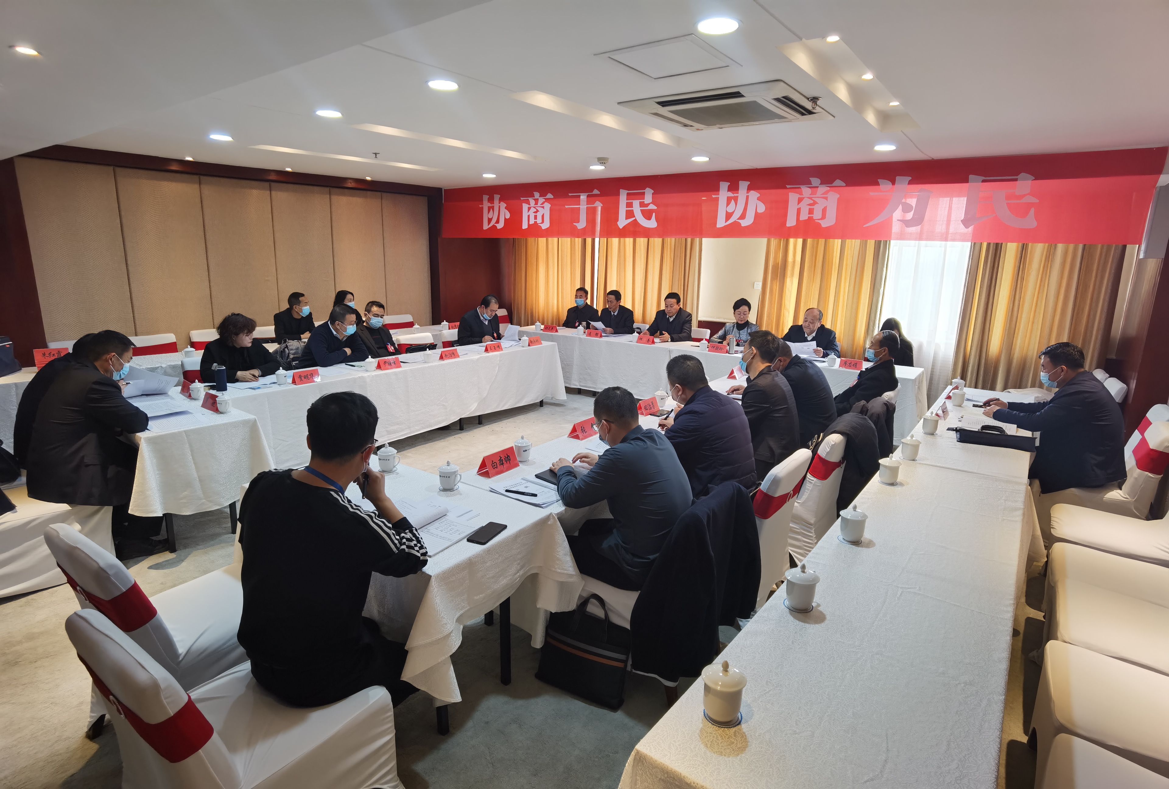 市政協(xié)委員繼續(xù)分組討論市委書記講話和相關(guān)報(bào)告。