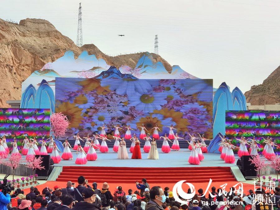 第38屆蘭州桃花旅游節(jié)開幕式上的舞蹈表演。 人民網 高翔攝