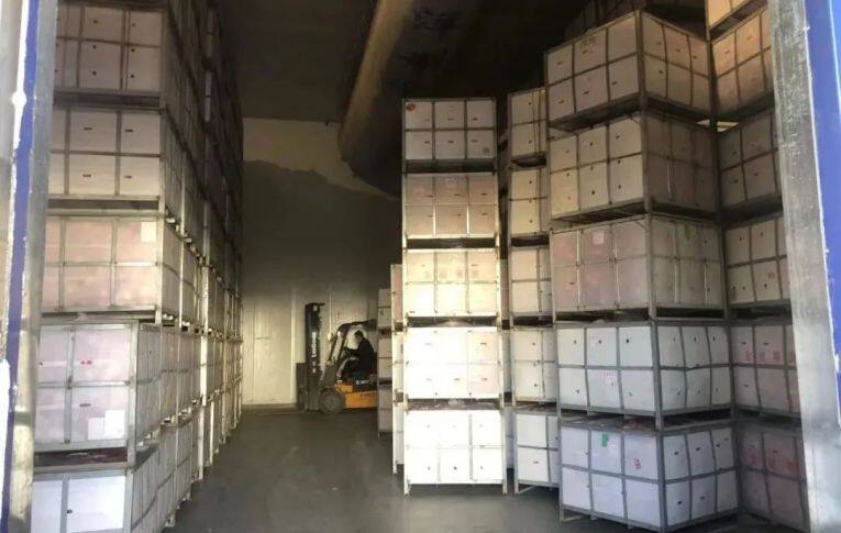 恒溫保鮮冷藏庫(kù)里存放的裝滿蘋果的果筐。