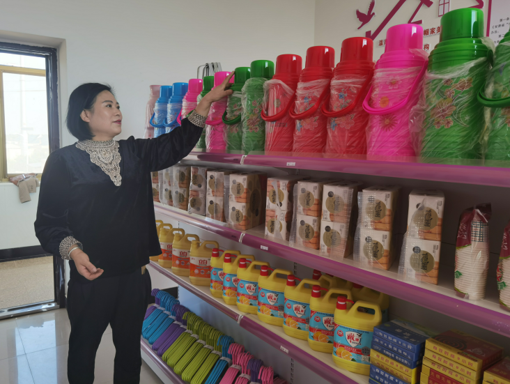 西峰區(qū)后官寨鎮(zhèn)帥堡村“巾幗家美積分超市”工作人員在整理物品。 通訊員 翟娜娜 攝