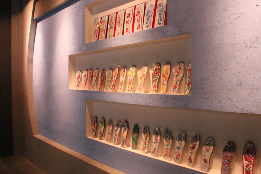 莊子峁生態(tài)農(nóng)莊農(nóng)耕文化展示廳內(nèi)展示的手工刺繡鞋墊。