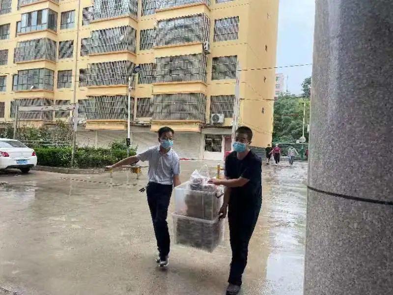 看到路邊的醫(yī)護人員，鎮(zhèn)原這對80后夫妻果斷做了一個決定！