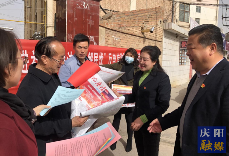慶陽市司法局在合水縣老城鎮(zhèn)開展送法下鄉(xiāng)活動。