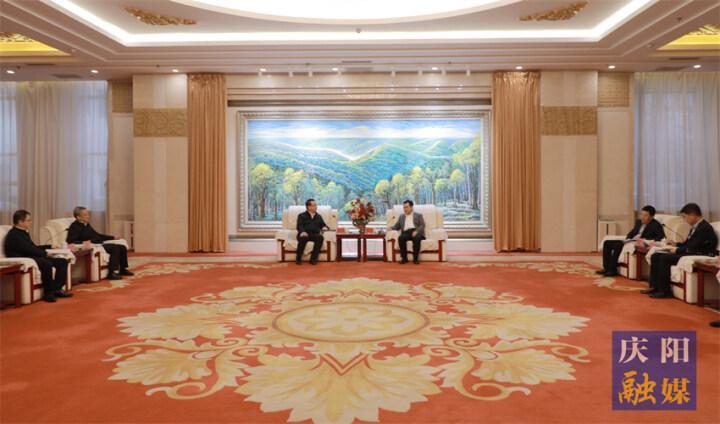 黃澤元與長(zhǎng)慶油田分公司執(zhí)行董事、黨委書記李戰(zhàn)明和總經(jīng)理、黨委副書記余浩杰一行座談