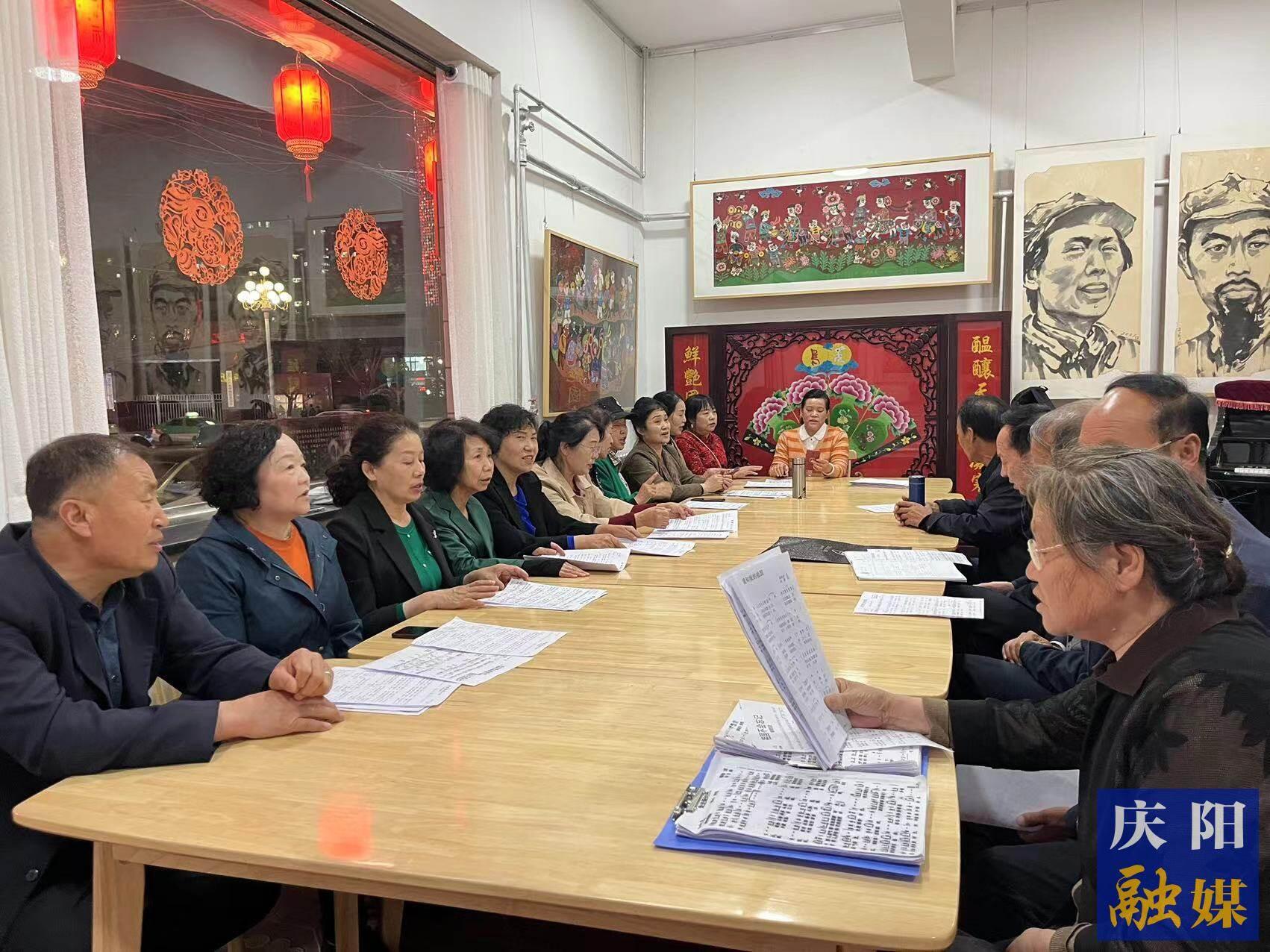 華池縣文化館民歌合唱團(tuán)的成員在練習(xí)隴東民歌。