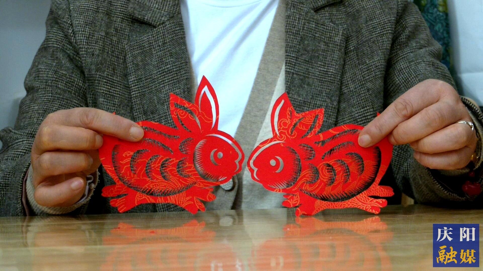 華池縣文化館非遺工坊的手藝人創(chuàng)作的剪紙。 通訊員 雷彩利 攝