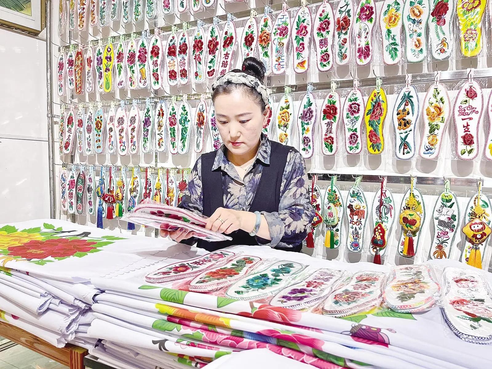 【中國(guó)民俗風(fēng) 慶陽(yáng)香包情】韓靖：“讓手工刺繡在傳承中創(chuàng)新”