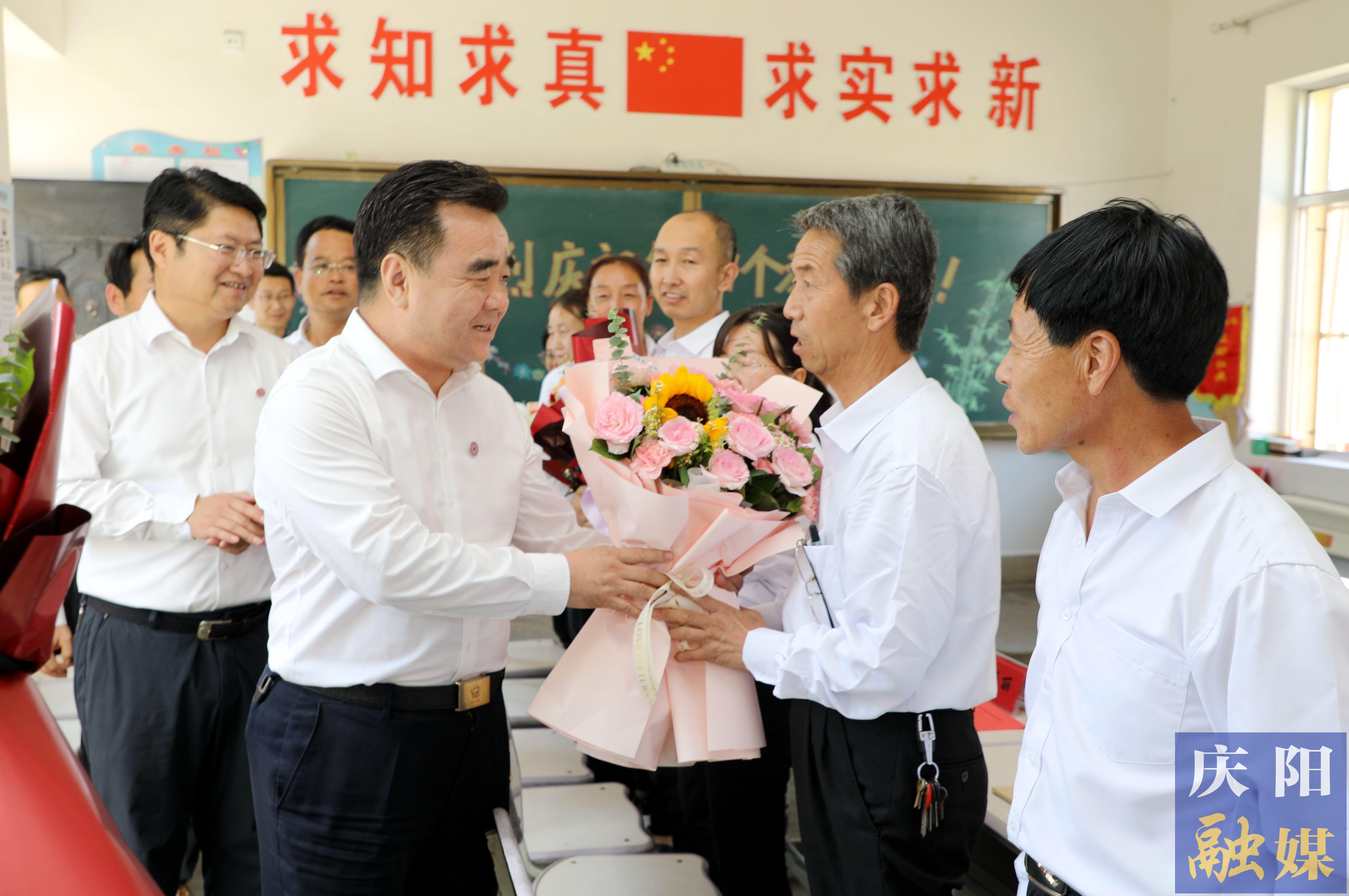 黃澤元在鎮(zhèn)原縣屯字鎮(zhèn)田嶺小學(xué)走訪慰問(wèn)一線教師 勉勵(lì)大家擔(dān)當(dāng)教育使命，當(dāng)好美麗園丁，引領(lǐng)鄉(xiāng)村文化，努力培養(yǎng)德智體美勞全面發(fā)展的社會(huì)主義建設(shè)者和接班人