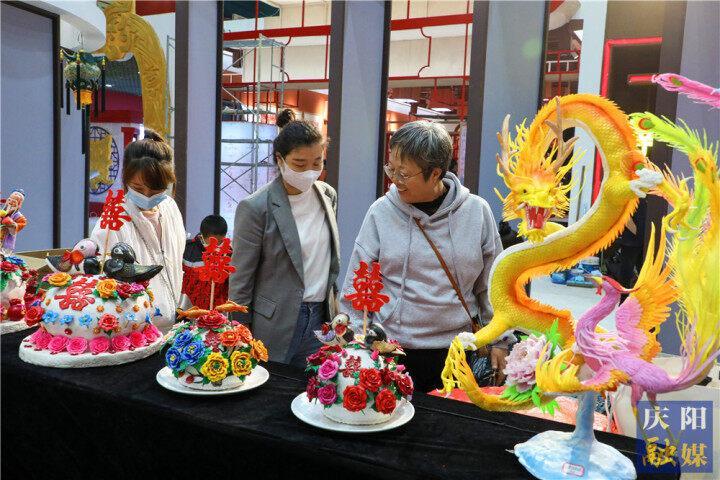 【攝影報道】先睹為快！香包節(jié)展銷產(chǎn)品豐富多彩琳瑯滿目