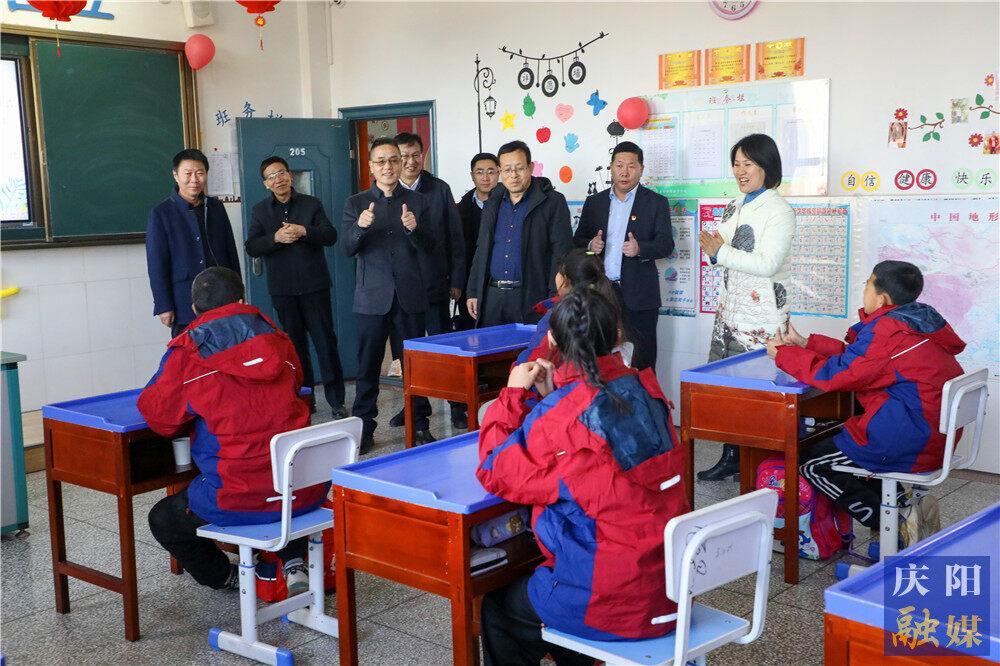 【攝影報(bào)道】慶陽市銀行業(yè)協(xié)會向慶陽特殊教育學(xué)校捐贈棉服
