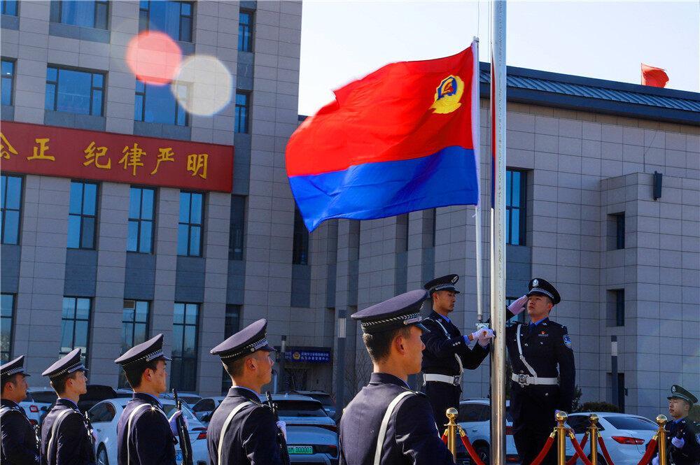 【攝影報(bào)道】慶陽市公安局西峰分局舉行升警旗儀式，慶祝第四個(gè)中國人民警察節(jié)