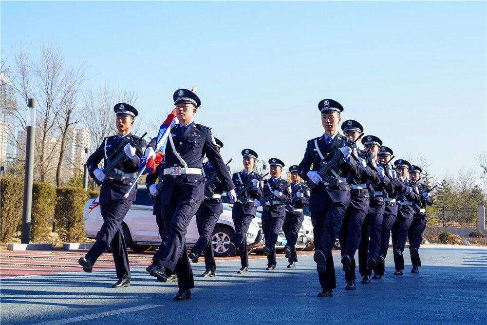 【攝影報(bào)道】慶陽市公安局西峰分局舉行升警旗儀式，慶祝第四個(gè)中國人民警察節(jié)
