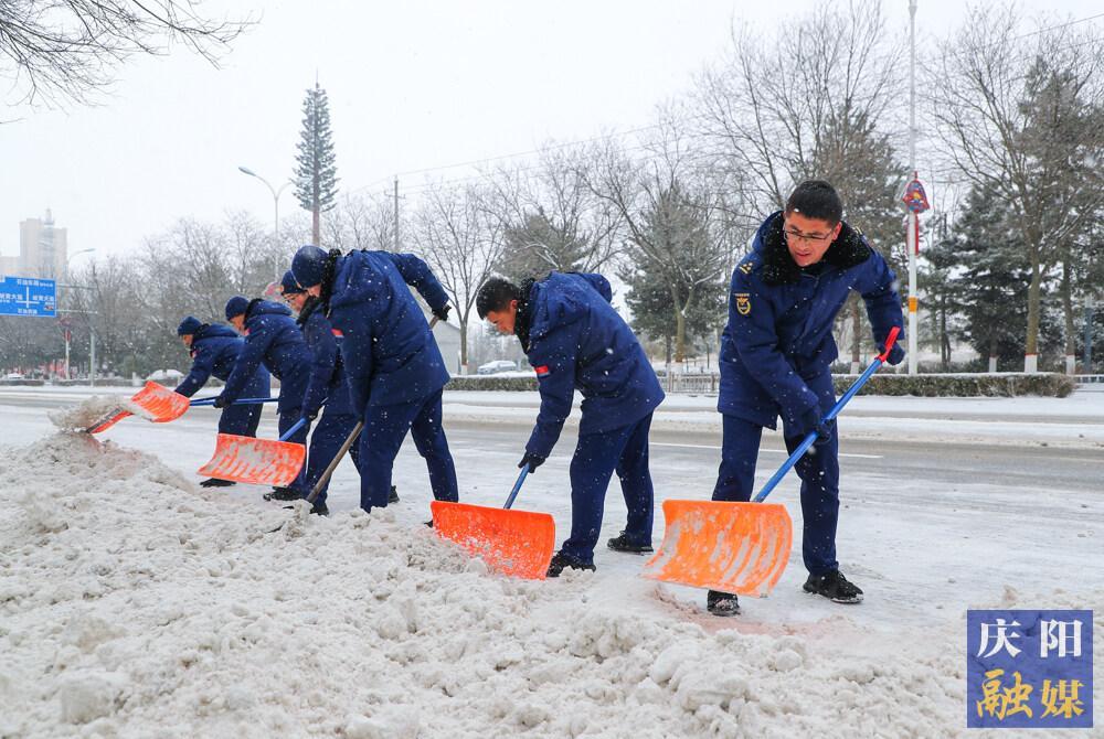 【攝影報(bào)道】慶陽(yáng)市：低溫雨雪冰凍天氣頻現(xiàn) 干部職工掃雪除冰保暢通