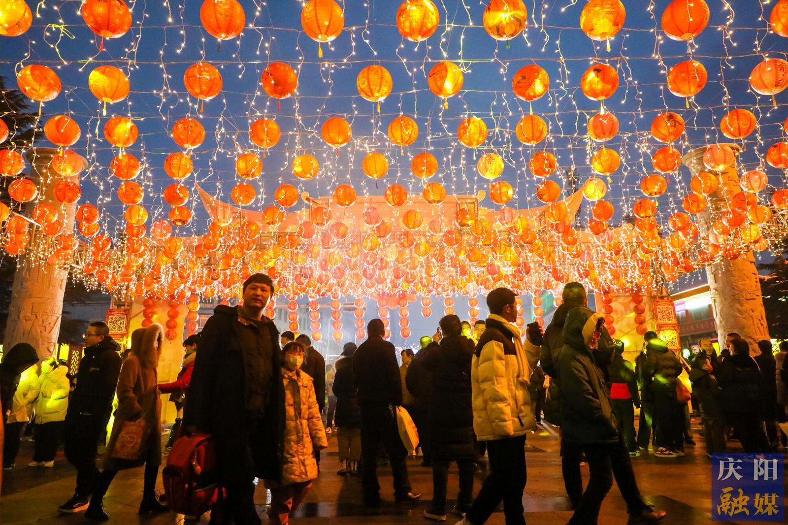 【網(wǎng)絡(luò)中國(guó)年·元宵】花燈璀璨西峰夜  流光溢彩慶元宵