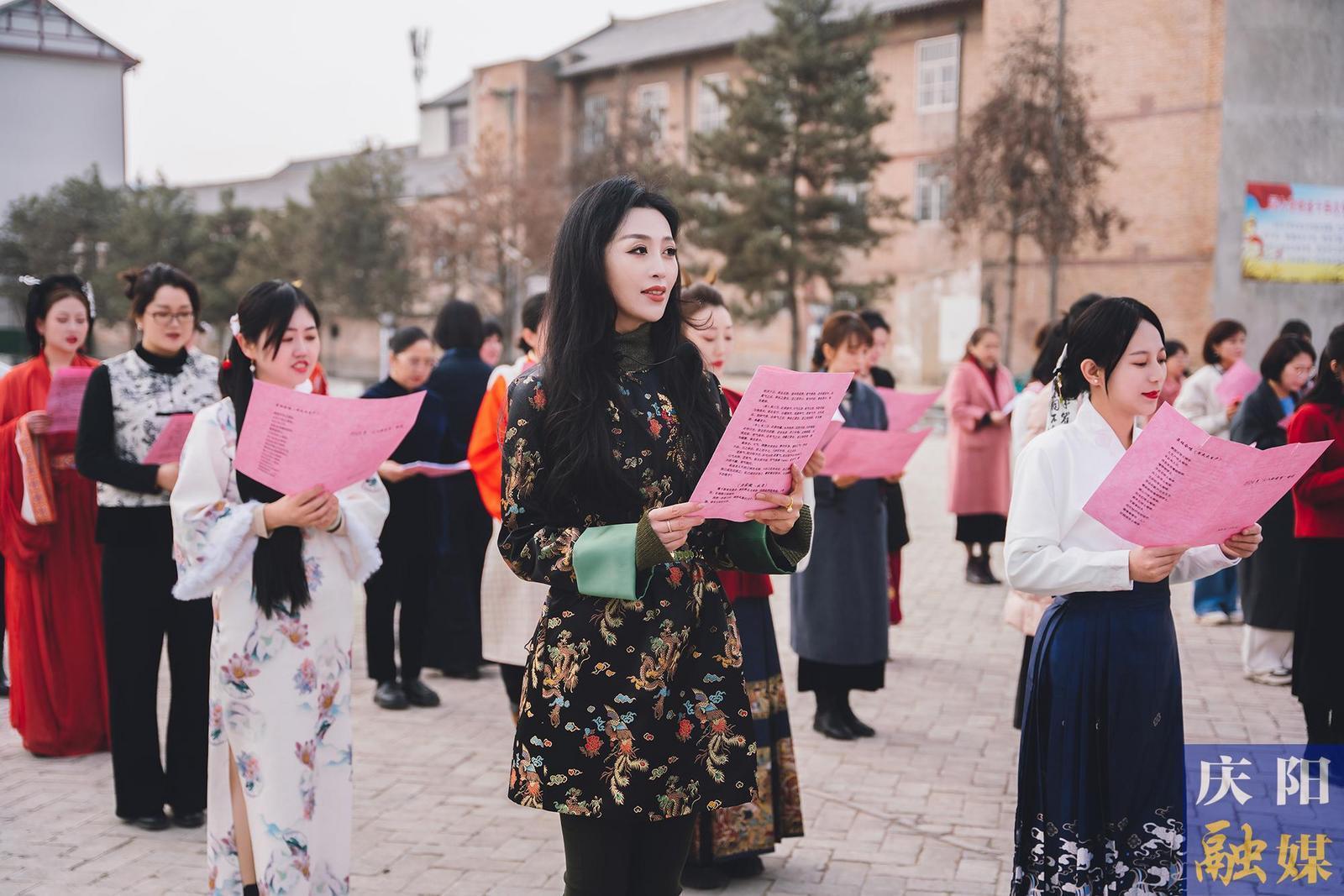 【攝影報(bào)道】春日有約不負(fù)芬芳 ——市委宣傳部、市委統(tǒng)戰(zhàn)部、市融媒體中心女職工攜手共慶“三八”國(guó)際勞動(dòng)?jì)D女節(jié)