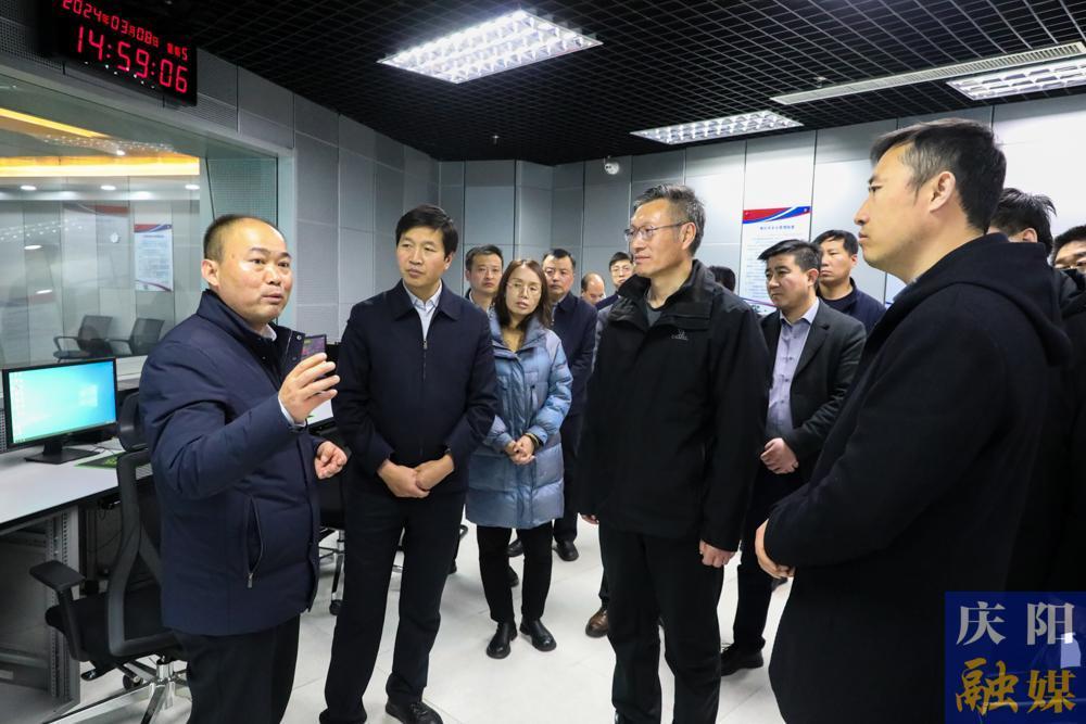 【攝影報(bào)道】平?jīng)鍪形麄鞑靠疾旖M在慶陽(yáng)市融媒體中心調(diào)研交流