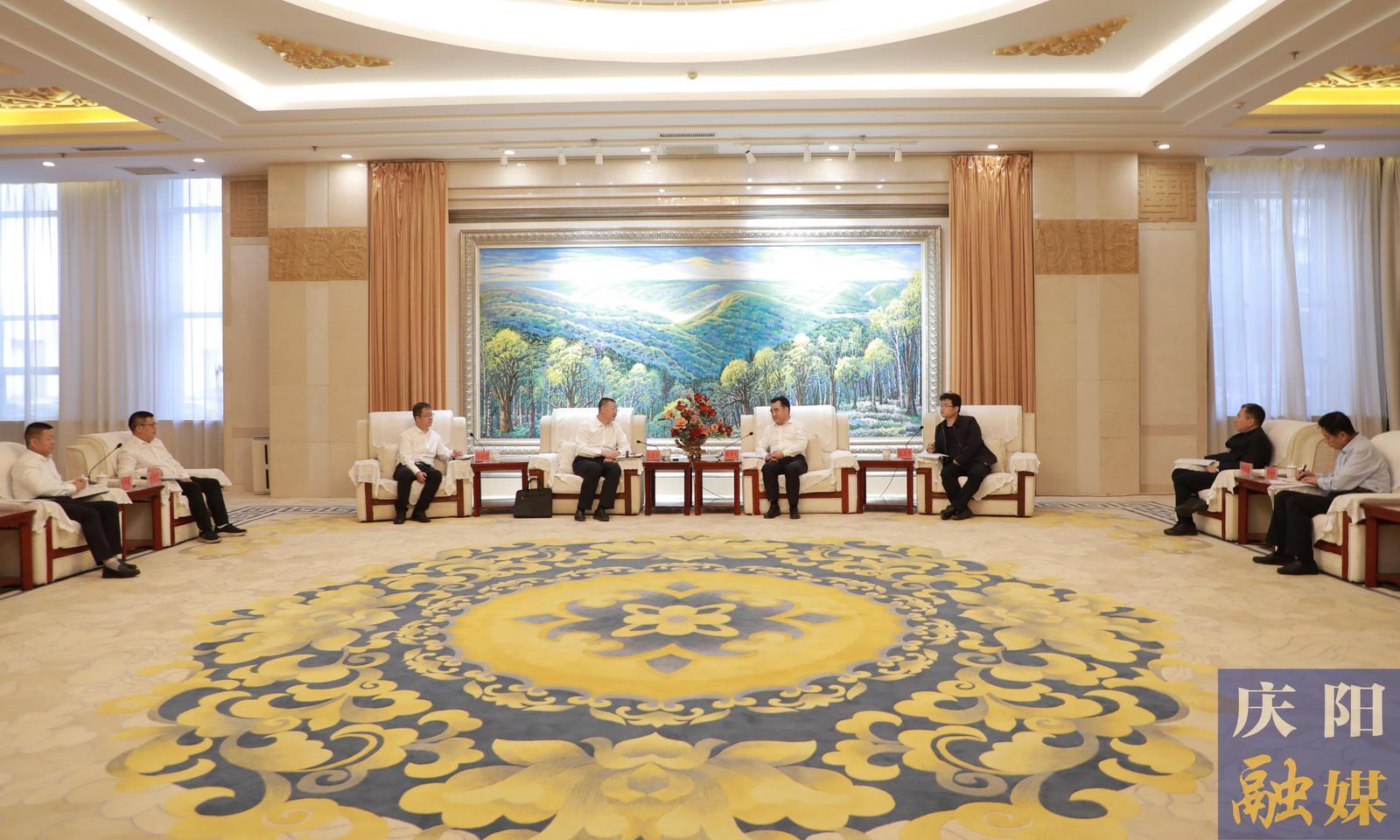 黃澤元與玉門油田分公司執(zhí)行董事、黨委書記來進(jìn)和一行座談