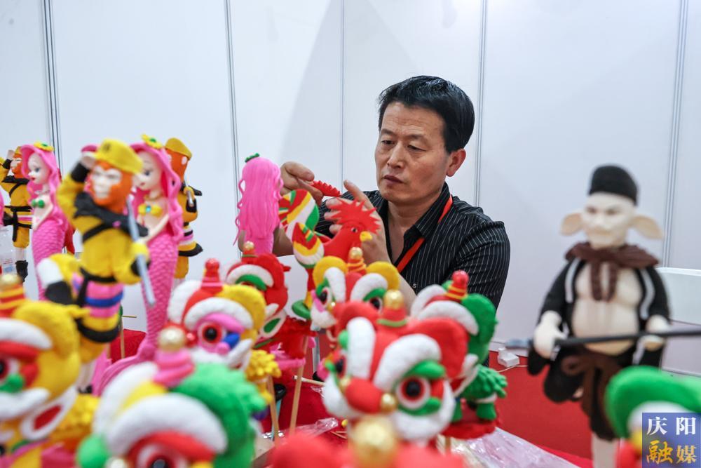 【攝影報(bào)道】國內(nèi)外民俗文化精品亮相慶陽香包節(jié)