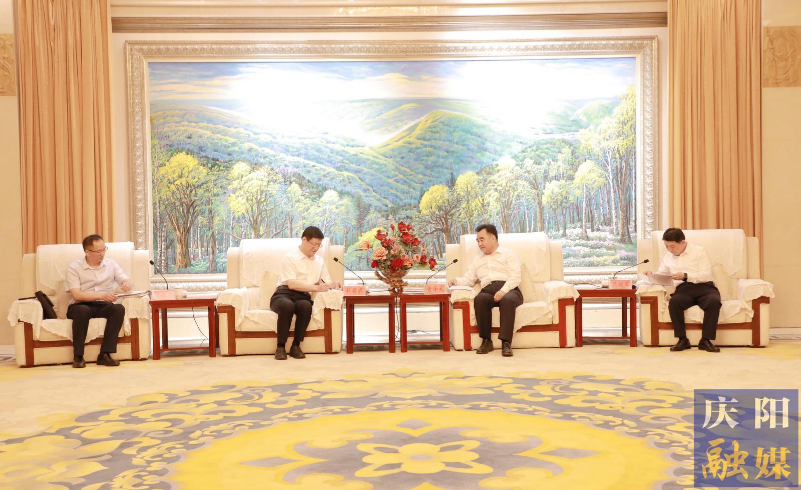 黃澤元周繼軍與華電集團(tuán)副總工程師、華電煤業(yè)集團(tuán)黨委書記、董事長杜將武一行座談