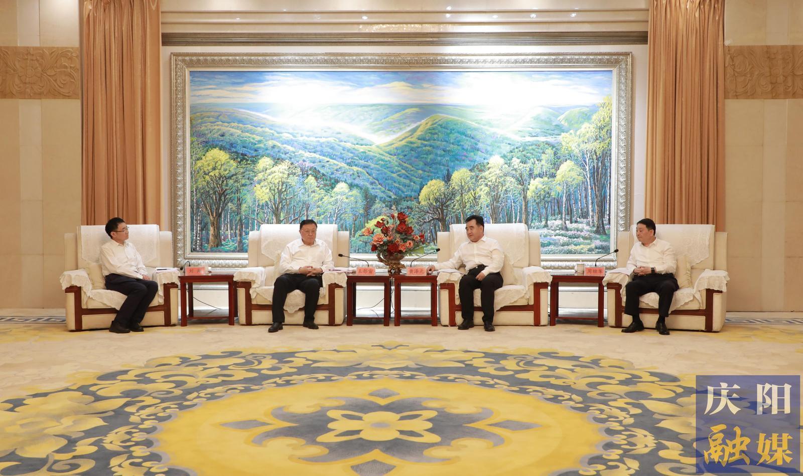 黃澤元周繼軍與中國交通建設(shè)集團(tuán)有限公司黨委書記、董事長王彤宙一行座談