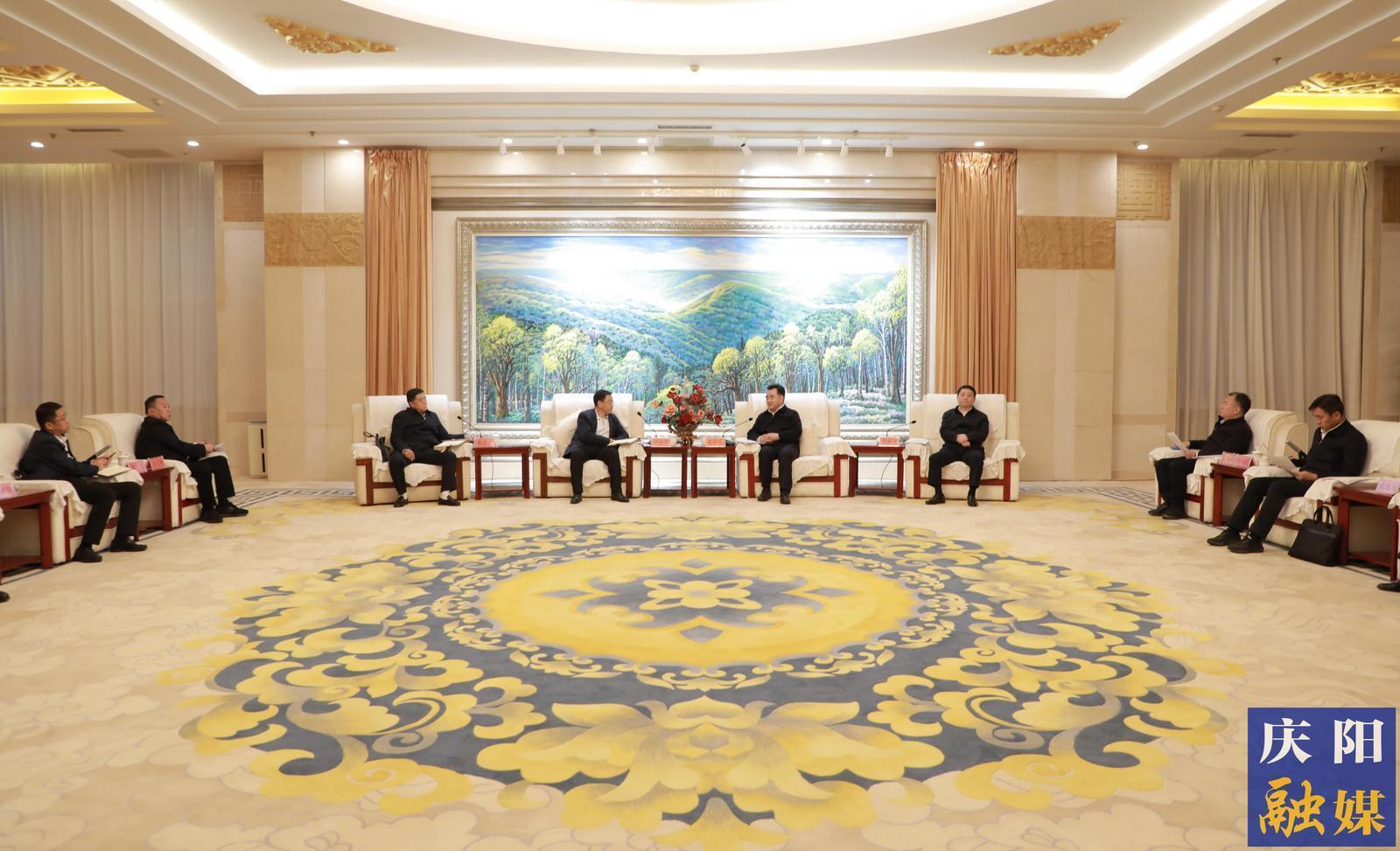 黃澤元周繼軍與甘肅能源化工投資集團(tuán)黨委書記、董事長(zhǎng)謝曉鋒一行座談