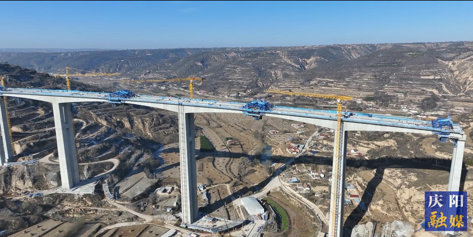 【重大項目建設·西合/ 東繞城一級公路】G309線西合公路項目首個連續(xù)鋼構(gòu)特大橋順利合龍