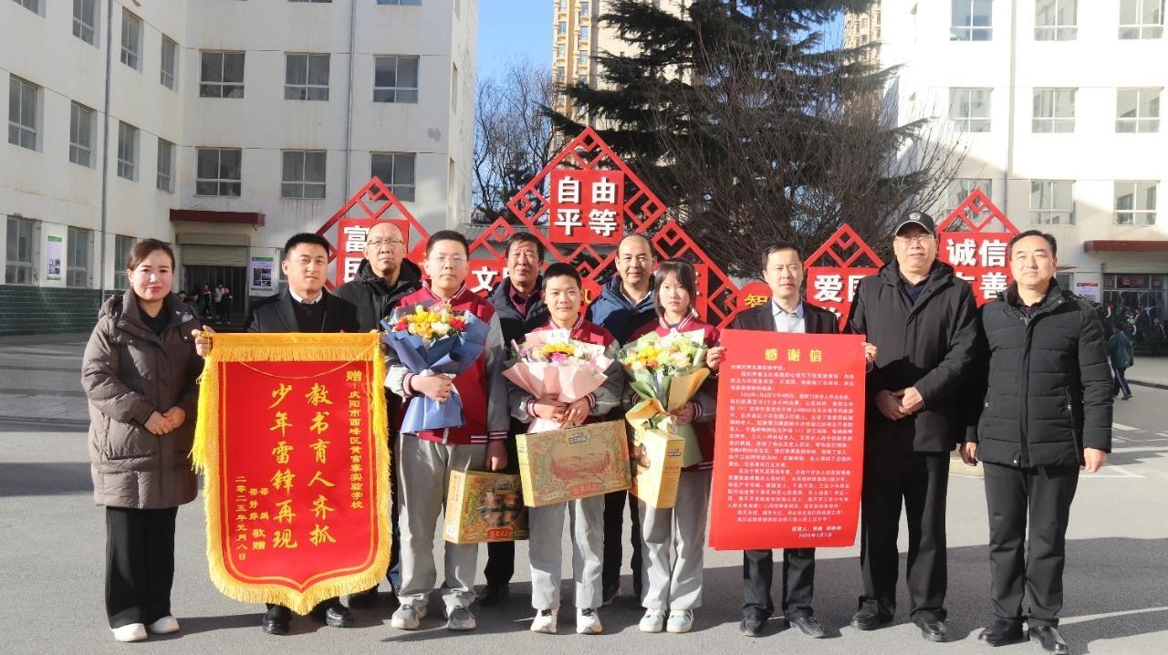 【點(diǎn)亮美好教育·展示美德學(xué)生】七旬老人走失跌倒  陽(yáng)光少年暖心救助