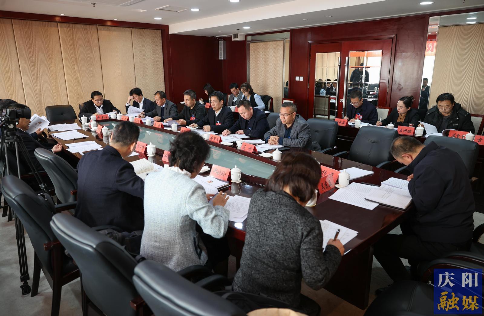 慶陽市政協(xié)委員分組討論政府工作報(bào)告和計(jì)劃、財(cái)政報(bào)告