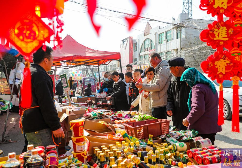 【慶陽(yáng)年味·攝影報(bào)道】趕大集備年貨，煙火氣里年味兒濃