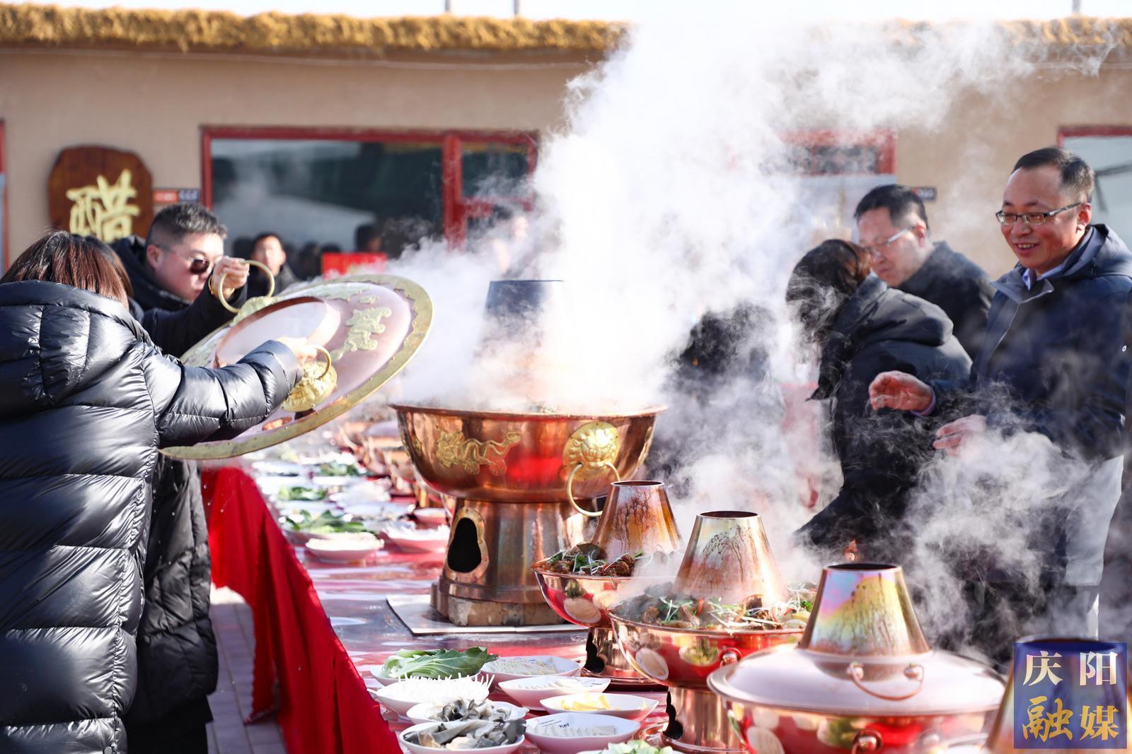 【慶陽(yáng)年味·攝影報(bào)道】環(huán)縣莊子峁小年暖鍋宴“熱辣滾燙”