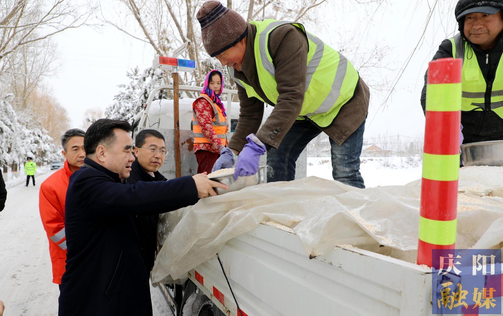 黃澤元在調(diào)研道路除雪保通保暢工作時強(qiáng)調(diào) 高質(zhì)高效安全開展道路冰雪清運(yùn)工作 最大限度減輕強(qiáng)降雪天氣帶來的影響