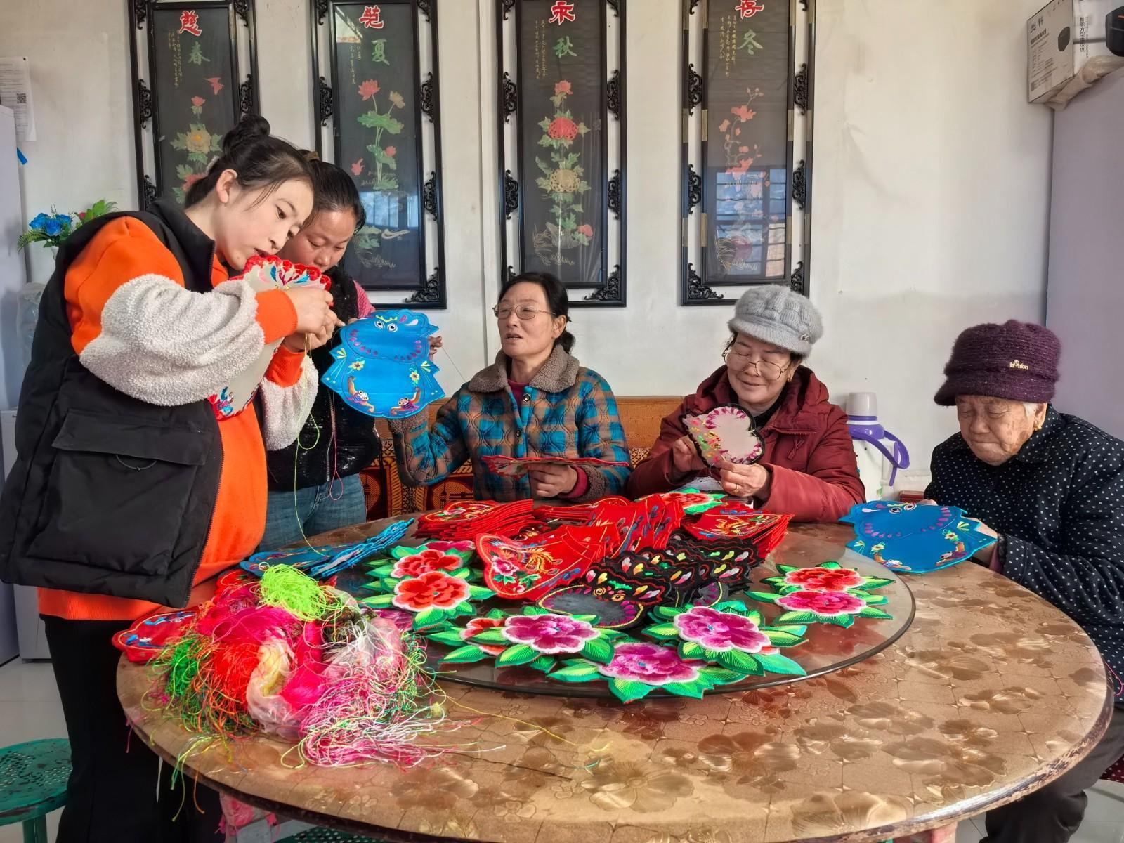 白彩霞：巧手繡出致富路 繪就鄉(xiāng)村振興“新畫(huà)卷”