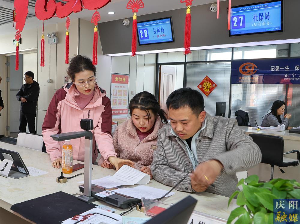 【攝影報道】正寧縣“小寧幫辦”：政務(wù)服務(wù)新亮點(diǎn)，提升群眾滿意度