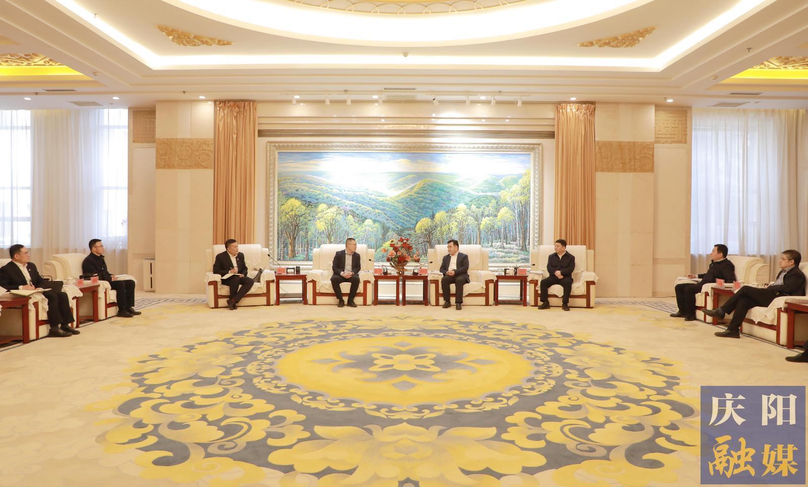黃澤元周繼軍與中國(guó)農(nóng)業(yè)發(fā)展銀行甘肅省分行黨委書(shū)記、行長(zhǎng)金雷一行座談