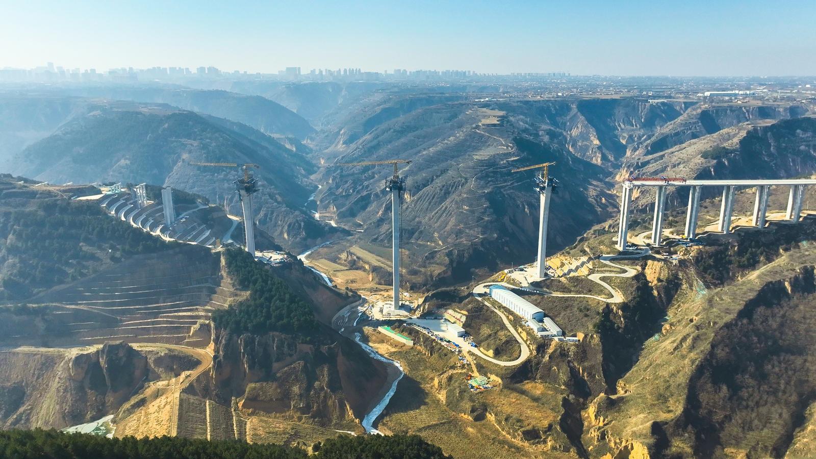 G244線慶陽(yáng)過境段公路工程橋梁下部結(jié)構(gòu)全部施工完成