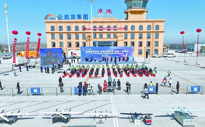 2025數(shù)字中國創(chuàng)新大賽·低空經(jīng)濟(jì)賽道·特別報道丨無人機(jī)秒變“巡檢尖兵”！全國首次油田巡檢挑戰(zhàn)賽在慶陽舉行
