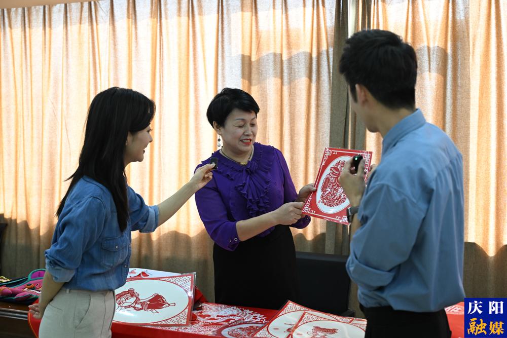 剪紙藝人介紹慶陽(yáng)剪紙。